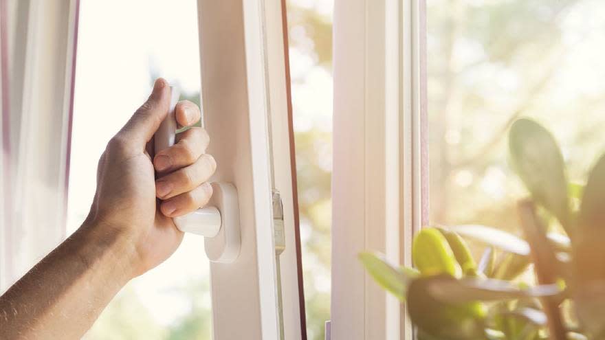 Una buena aislación en las ventanas ayuda a refrigerar la casa.