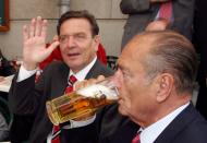Altkanzler Gerhard Schröder (links) und der französische Ex-Präsident Jacques Chirac 2003 bei einem Treffen in Dresden. (Bild: Sean Gallup/Getty Images)