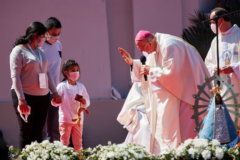 El obispo de Catamarca Luis Urbanc, le regaló a Ema un rosario bendecido por el Papa Francisco 