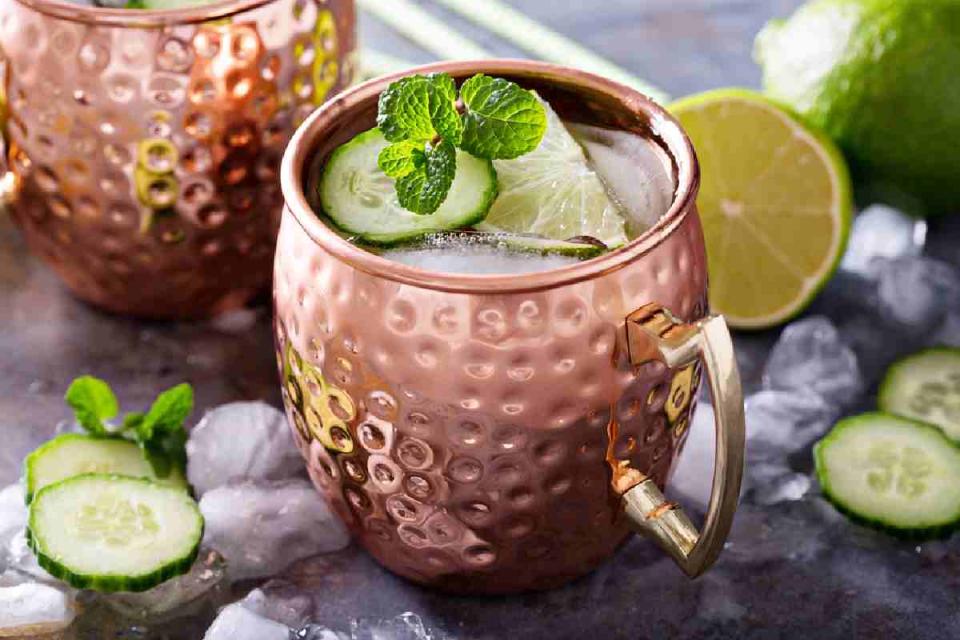  El Moscow Mule es un cóctel con alcohol que se sirve tradicionalmente en una jarra de cobre.