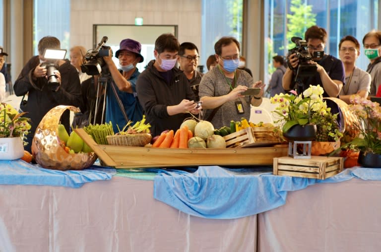 Unos periodistas fotografían la comida del banquete para la investidura del nuevo presidente de Taiwán, Lai Ching-te, el 3 de mayo de 2024 en Tainan (Sam Yeh)