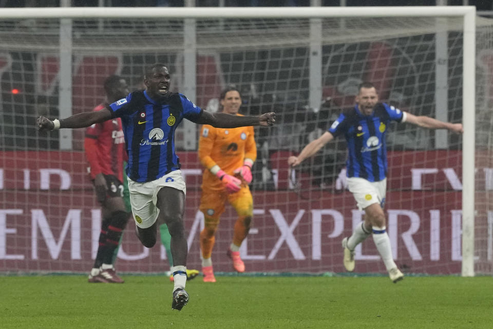 Inter Milan players celebrate at the end of the Serie A soccer match between AC Milan and Inter Milan at the San Siro stadium in Milan, Italy, Monday, April 22, 2024. (AP Photo/Luca Bruno)