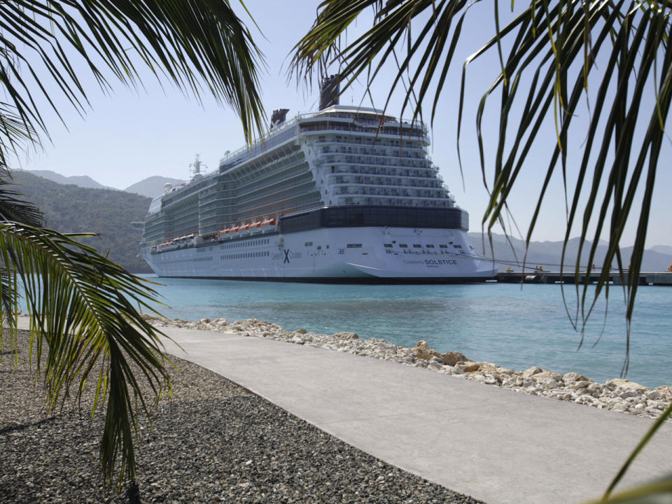 <p>Sieht so ein “Drecksloch-Land” aus? Wohl kaum. Der Sandstrand und das türkisblaue Wasser in Labadee im Norden Haitis zieht jährlich zahlreiche Touristen an. Das Urlaubsörtchen wird regelmäßig von Kreuzfahrtschiffen angefahren. Bei seiner angeblichen Bemerkung dürften Donald Trump sicherlich auch nicht folgende schöne Plätze in den Sinn gekommen sein. (Bild-Copyright: Lynne Sladky/AP Photo) </p>