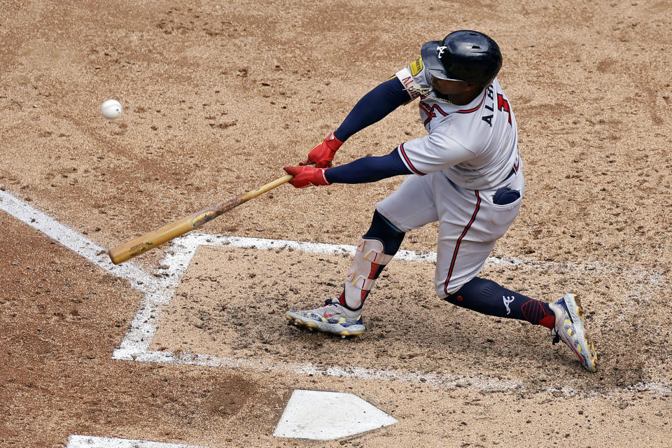 Ozzie Albies de los Bravos de Atlanta pega un sencillo de dos carreras en la cuarta entrada del primer encuentro de una doble cartelera ante los Mets de Nueva York el sábado 12 de agosto del 2023. (AP Foto/Adam Hunger)