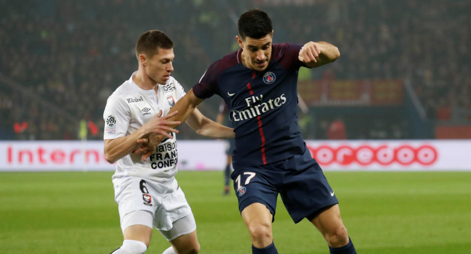 Yuri Berchiche face à Jonathan Delaplace lors de PSG – Caen (3-1) le 20 décembre dernier.