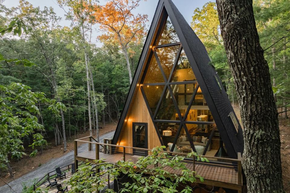 The glassy, newly built cabin is a stone’s throw away from hiking trails, with exclusive access to Lake Blue Ridge.
