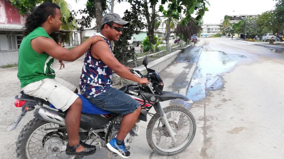 Dos hombres en una motocicleta en Nauru, en septiembre de 2018.