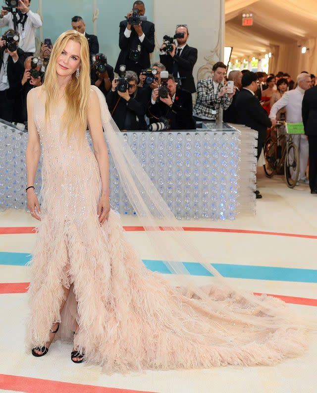 「Met Gala」妮可基嫚（Nicole Kidman）粉色亮片羽毛禮服致敬被讚翻。（圖／翻攝自metgalaofficial IG）