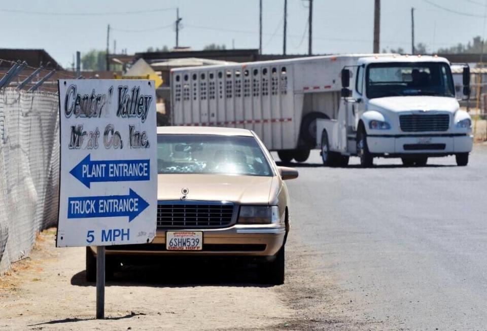 Un camión que tira de un remolque para ganado sale de Central Valley Meat Co. en Hanford, California, en una foto de archivo del Bee del 2012.