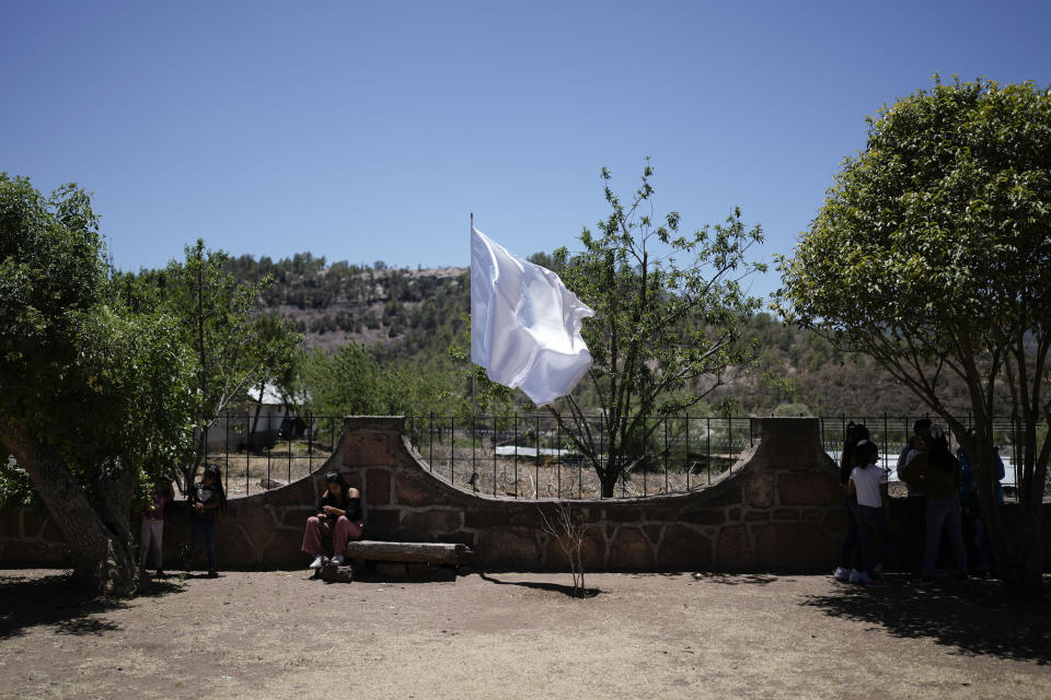 Una bandera de la paz ondea en la valla de la iglesia de la Parroquia San Francisco Javier, donde dos curas jesuitas fueron asesinados en 2022 por el líder de una banda llamado "El Chueco," en Cerocahui, México, el domingo 12 de mayo de 2024. La Guardia Nacional instaló una base permanente en Cerocahui como reacción a los asesinatos y los militares estuvieron desplazados en esa zona hasta que El Chueco fue hallado muerto en 2023. (AP Foto/Eduardo Verdugo)