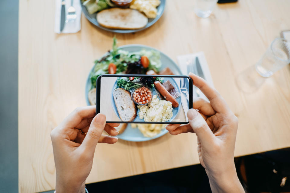 Come regularmente para que tu cuerpo no llegue a tener tanto hambre. Foto: d3sign / Getty Images