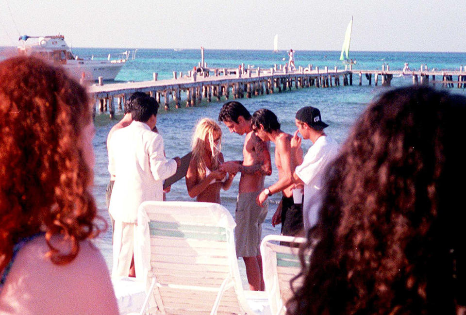 CANCUN, MEXICO - FEBRUARY 19:  Pamela Anderson and Tommy Lee get married February 19, 1995 on the beach in Cancun, Mexico as fans watch nearby.  (Photo by James Aylott /Getty Images) 