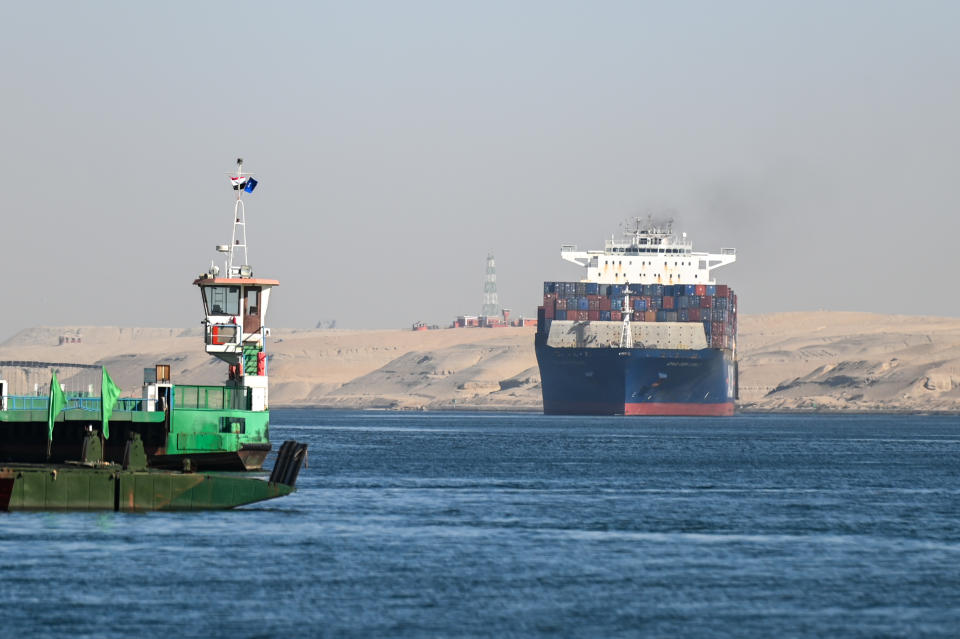 Un barco transita el canal de Suez hacia el Mar Rojo este 10 de enero en Ismailia, Egipto. (Sayed Hassan/Getty Images) 