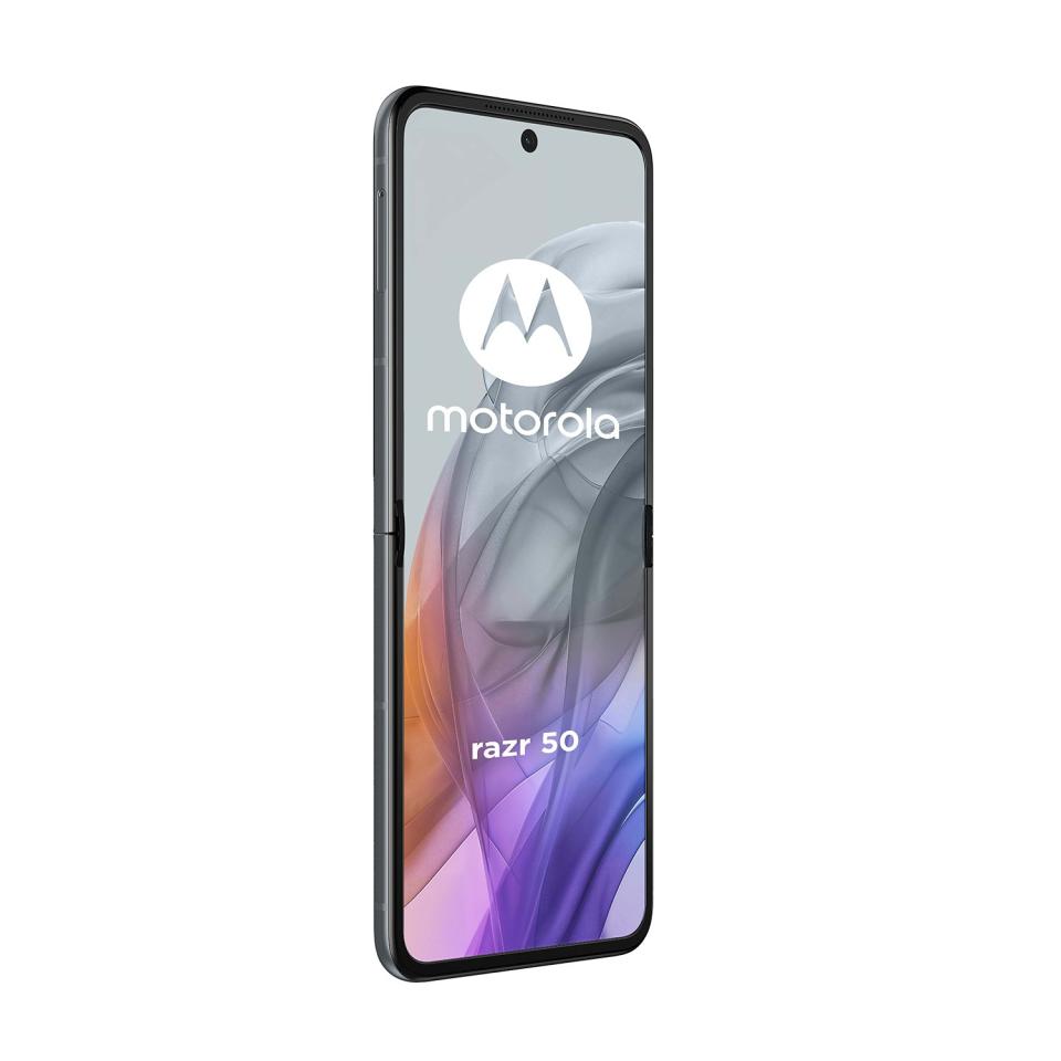 <p>Alleged leaked product images of Motorola’s 2024 foldable phone.</p> 