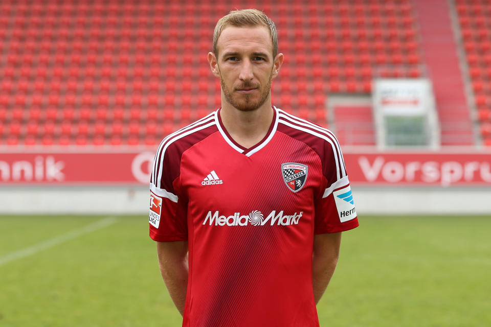 Die Schanzer des FC Ingolstadt 04 haben auf dem roten Heim-Trikot einen dunkelroten Diagonal-Balken.