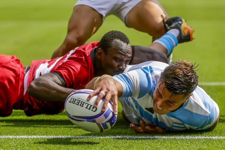 Agustín Fraga del equipo argentino de seven anota un try frente a Kenia en el debut de los Juegos Olímpicos.