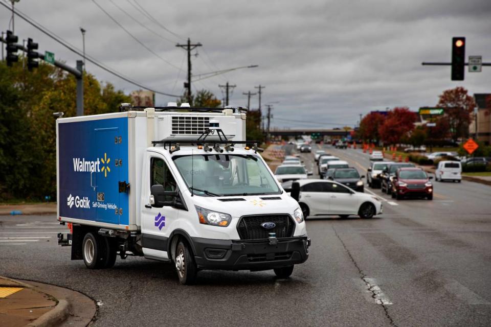 Un camión Gatik totalmente sin conductor entrega productos a Walmart en Arkansas. La empresa retiró a los conductores de seguridad en agosto de 2021.