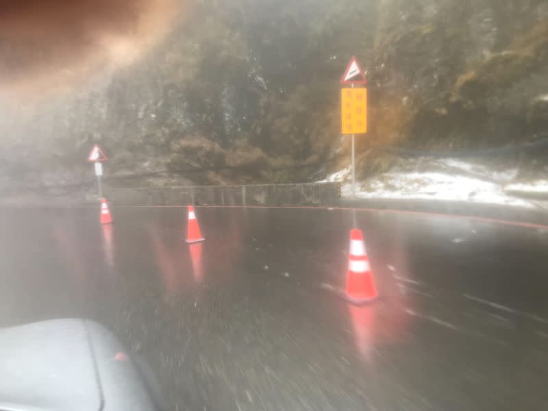 ▲合歡山晚間冰霰夾雪道路結冰。（圖／公路總局）