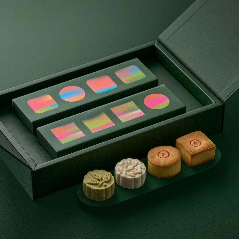 「繫月相戲禮盒」以傳統戲台做為主題設計，收錄經典鳳梨酥、土鳳梨酥和狀元糕。
