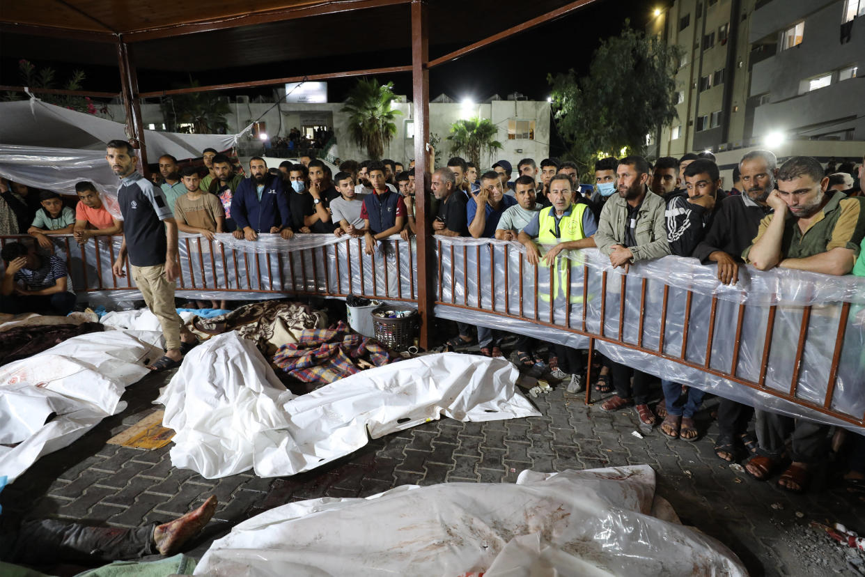 Raid sur un hôpital de Gaza : colère et indignation unanimes, Israël accuse le jihad islamiste (Photo de Palestiniens entourant des corps de Palestiniens tués lors de l’attaque sur un hôpital de Gaza le 17 octobre 2023)