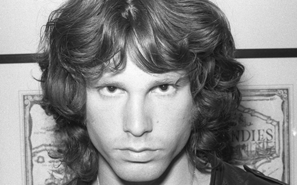 Noch heute pilgern Fans der Band The Doors zum Grab des Sängers Jim Morrison auf dem berühmten Friedhof Père Lachaise. Sein früher Tod mit 27 Jahren in einer Pariser Badewanne machte den exaltierten Star zur Legende. Die genauen Todesumstände aus dem Sommer 1971 sind bis heute nicht geklärt. (Bild: Kinowelt TV)