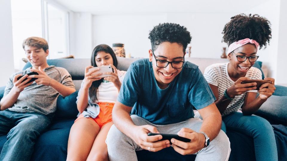 Adolescentes mirando sus celulares