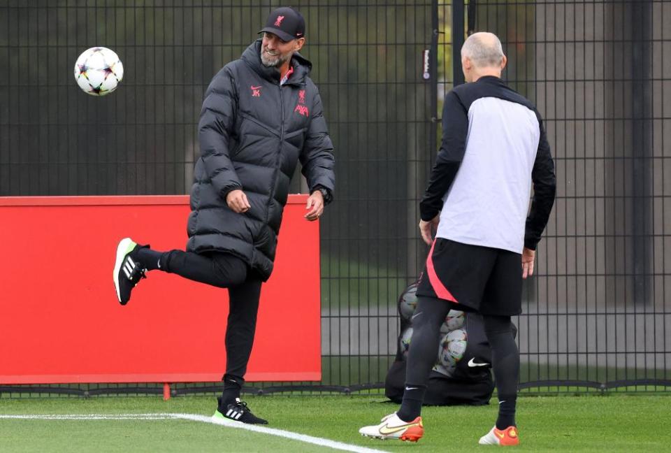 Jürgen Klopp throwing out some tricks in training.