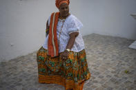 Jaciara Ribeiro, sacerdotisa de la religión afrobrasileña de candomble, posa para un retrato en su templo en Salvador, Brasil, el miércoles 14 de septiembre de 2022. Ribeiro, sacerdotisa de la fe afrobrasileña del candomble, que ha sufrido represión en Salvador a lo largo de la historia, está convencida de que el proyecto de obras públicas es una maniobra para ganar apoyo electoral evangélico. (AP Foto/Rodrigo Abd)