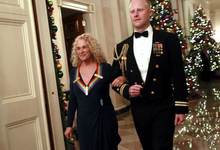 The 2015 Kennedy Center Honoree Carole King (L) arrives at a reception at the White House in Washington December 6, 2015. REUTERS/Yuri Gripas