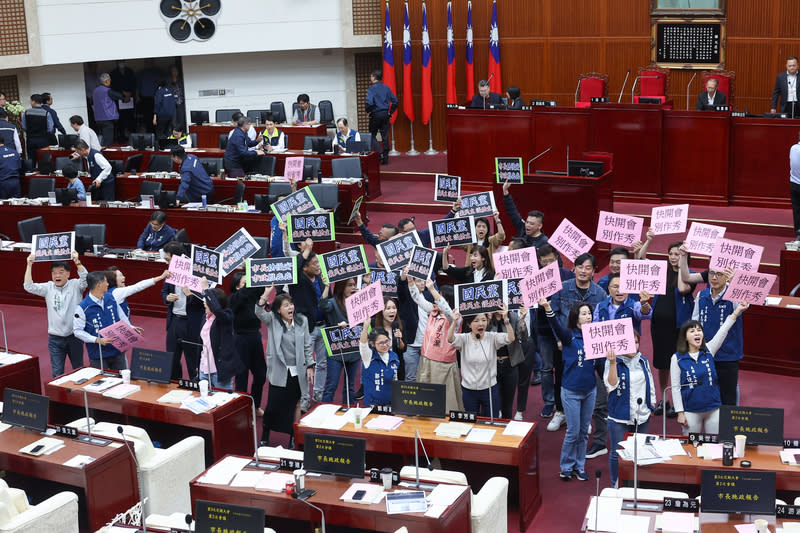 蔣萬安赴議會施政報告  藍綠喊口號互嗆（1） 台北市議會9日下午召開定期大會，市長蔣萬安率北 市府各局首長進行施政報告及接受質詢與答覆，民進 黨議員拿出「棄民主、護幼主」紙板抗議，國民黨團 也拿出「快開會、別作秀、要監督、反口水」紙板反 制，雙方在議場大聲喊口號互嗆。 中央社記者吳家昇攝  113年4月9日 