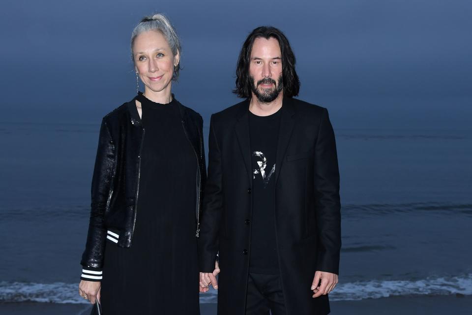 Keanu Reeves y Alexandra Grant en pasarela de Saint Laurent en 2020 en Malibu, California. (Photo by Valerie MACON / AFP) (Photo credit should read VALERIE MACON/AFP via Getty Images)