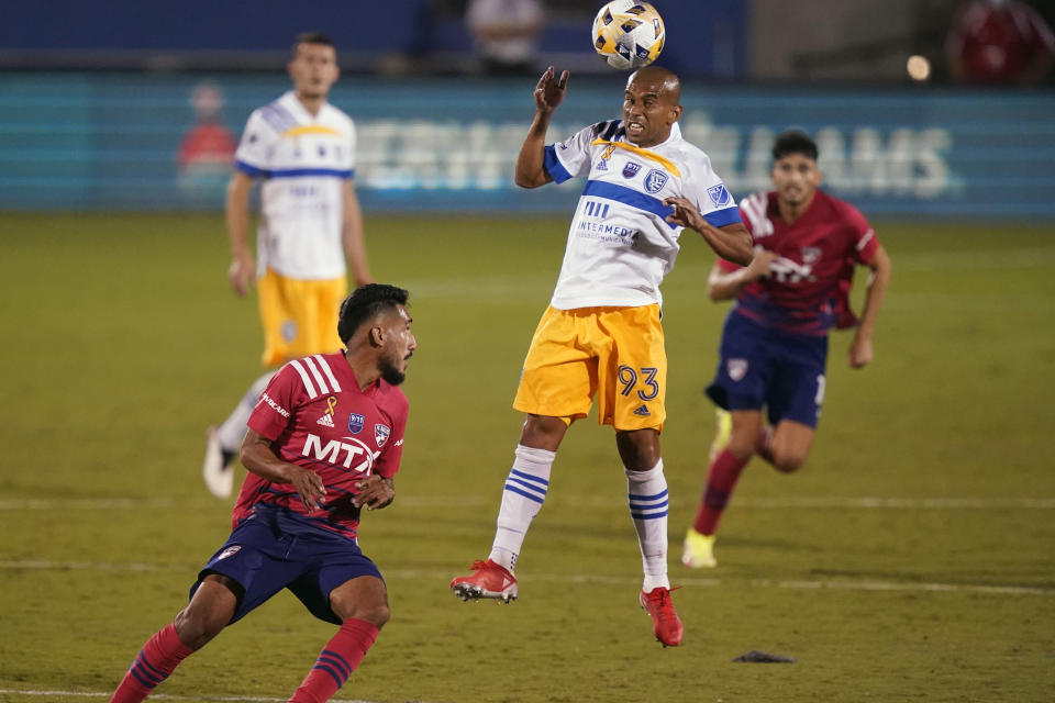 El medio campista Judson (93), del Earthquakes de San José, cabecea el balón frente al delantero Jesus Ferreira (9), del FC de Dallas, en la segunda mitad del partido, en Frisco, Texas, dentro del torneo de la MLS, el sábado 11 de septiembre de 2021. (AP Foto/LM Otero)