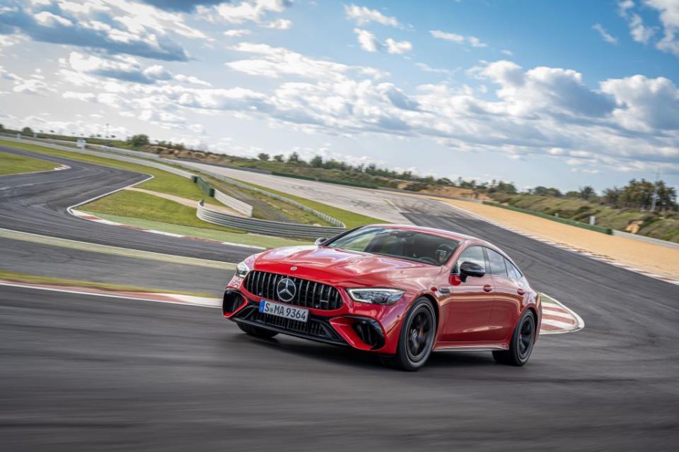 圖一_Mercedes-AMG GT 63 S E PERFORMANCE 搭載 Formula 1™ 加持的油電混合動力系統，今日公告建議售價新台幣 11,790,00 元起.jpg