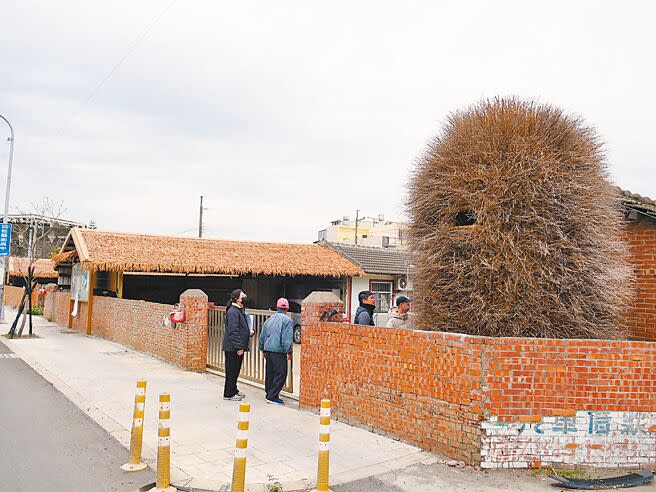 竹編碉堡與茅草屋，是顏厝寮空間再造計畫門面之一。（張朝欣攝）