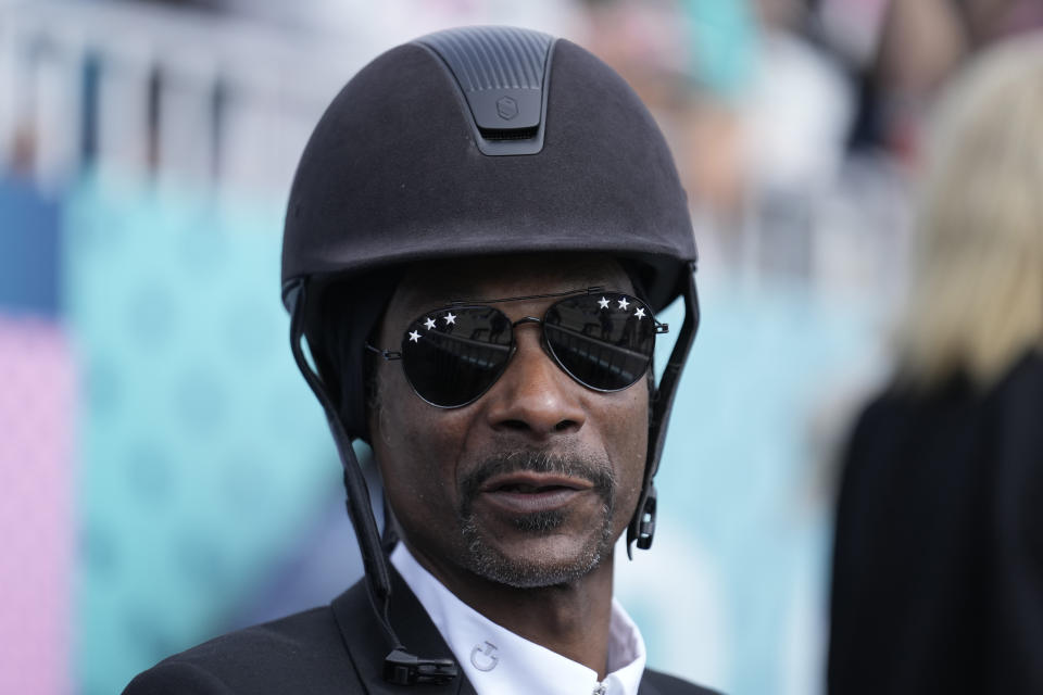 Snoop Dogg y Martha Stewart observan la final del Gran Premio del equipo de doma, en los Juegos Olímpicos de Verano de 2024, el sábado 3 de agosto de 2024, en Versalles, Francia
