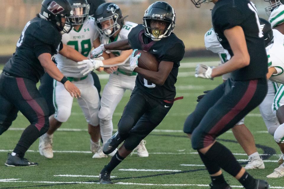 Willamette running back Jayden Owens makes a cut up the field in a home game against the Reynolds Raiders Sept. 1, 2023.
