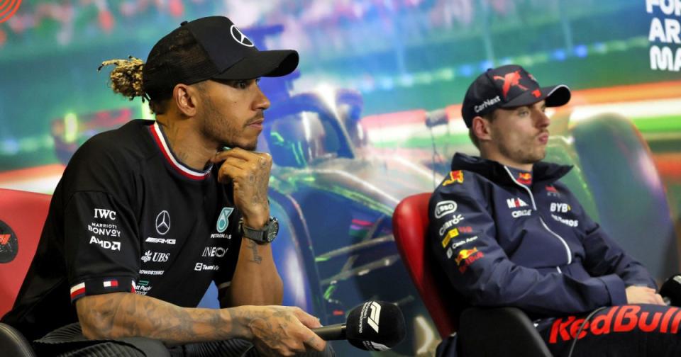 Lewis Hamilton dan Max Verstappen dalam konferensi pers.  Hungaria Juli 2022 Kredit: Alamy