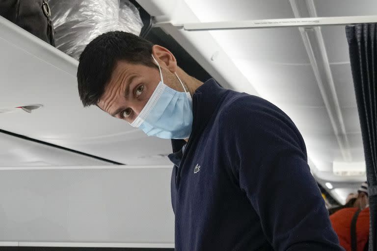 Novak Djokovic se prepara para ocupar su asiento en un vuelo a Belgrado en Dubái, Emiratos Árabes Unidos, el 17 de enero, deportado de Australia tras perder una batalla legal para quedarse y defender su título del Abierto pese a no haberse vacunado contra la Covid-19.