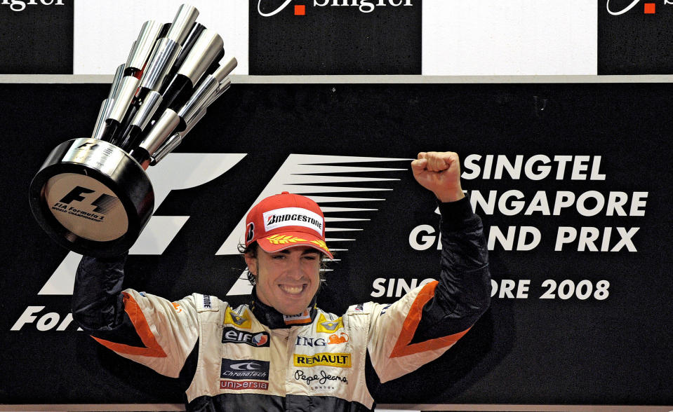 Fernando Alonso celebrando su victoria en el Gran Premio de Singapur de 2008. (Foto: Saeed Kahn / AFP / Getty Images).