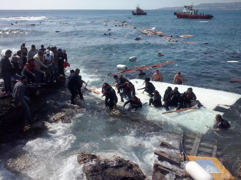 Illegale Migranten erreichen schwimmend die Küste der griechischen Insel Rhodos. Foto: Loukas Mastis