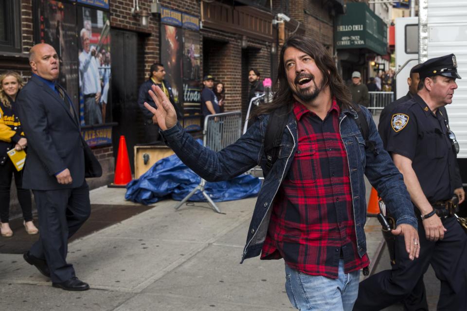 Singer Dave Grohl departs Ed Sullivan Theater in Manhattan after taking part in the taping of tonight's final edition of "The Late Show" with David Letterman in New York May 20, 2015. (REUTERS/Lucas Jackson)