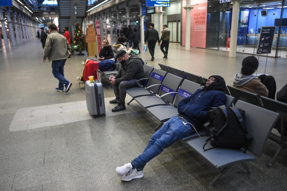 Una mujer espera durmiendo en la estación de St Pancras. Se han producido muchas aglomeraciones de gente intentando abandonar la ciudad. (Photo by Peter Summers/Getty Images)