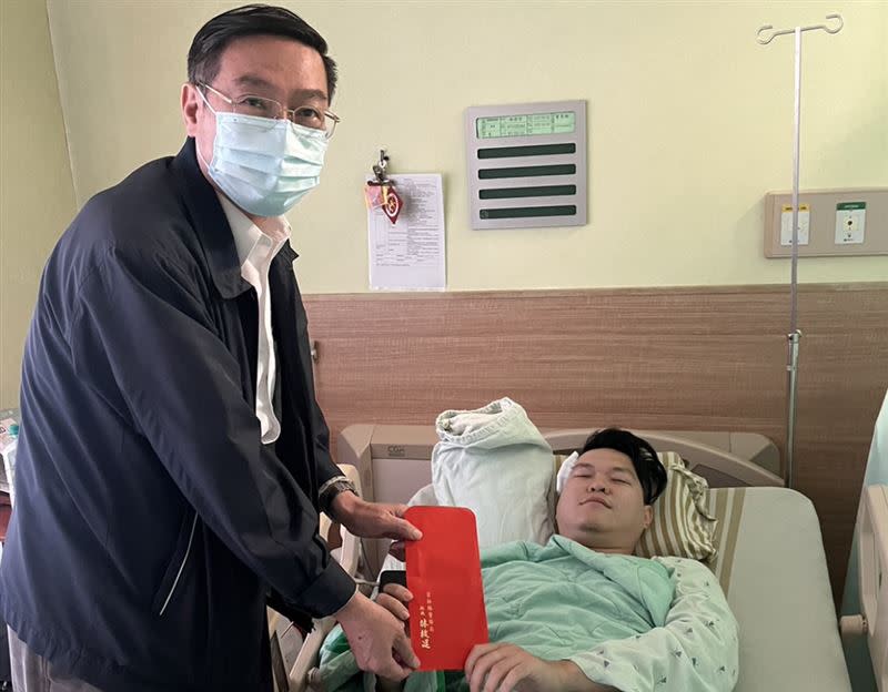 員警林俞宏（右）頭部遭子彈擦過受傷，時任雲林縣警察局長林故廷到醫院慰問。（圖／翻攝畫面）