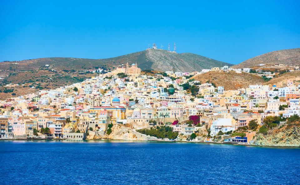 Die Hafenstadt Ermoupoli an der Küste der Insel Syros, Griechenland. - Copyright: picture alliance / Zoonar | Roman Sigaev