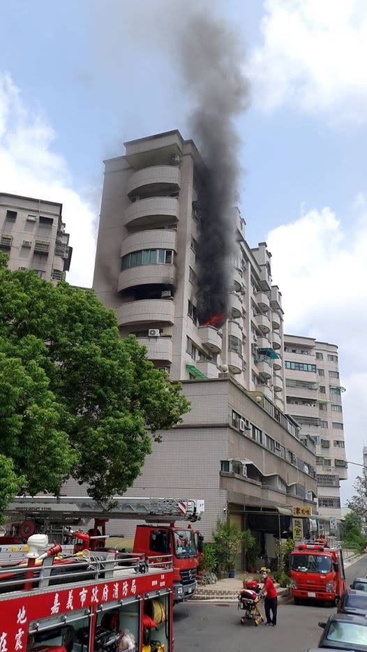 嘉義一棟社區大樓竄出大火。（圖／民視新聞翻攝）