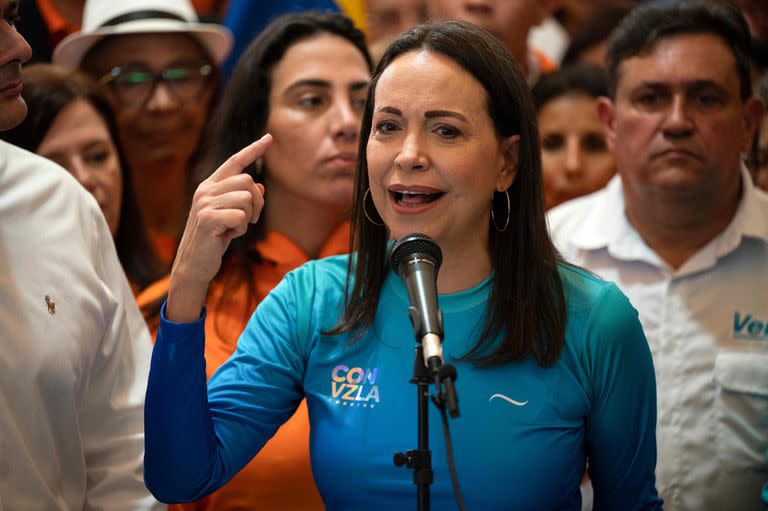 La precandidata presidencial venezolana por el partido opositor Vente Venezuela, María Corina Machado, habla durante una rueda de prensa en Caracas el 13 de octubre de 2023.