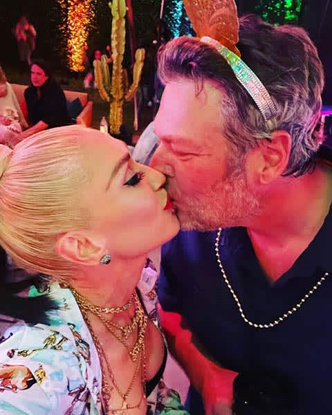 gwen-stefani-blake-shelton-kissing