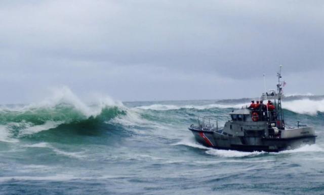 Crew member dramatically airlifted off of boat on 'Deadliest Catch