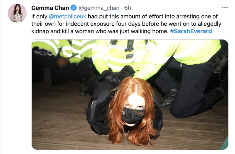 有女子遭警察強行壓倒在地，戴上手銬，爆發衝突。（翻攝gemma_chan推特）