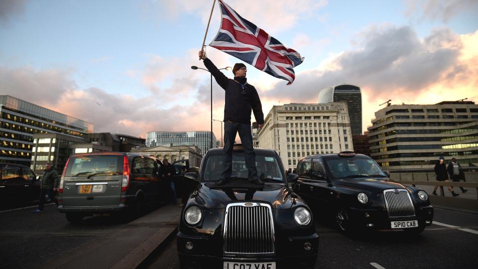 Ein Londoner Taxifahrer bei einer Demonstration gegen den Fahrdienst-Vermittler Uber.